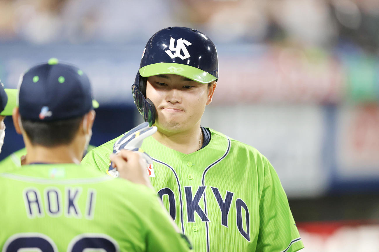 ヤクルト対巨人　6回裏ヤクルト2死二塁、2点本塁打を放ち青木（手前）とタッチを交わす村上（撮影・狩俣裕三）