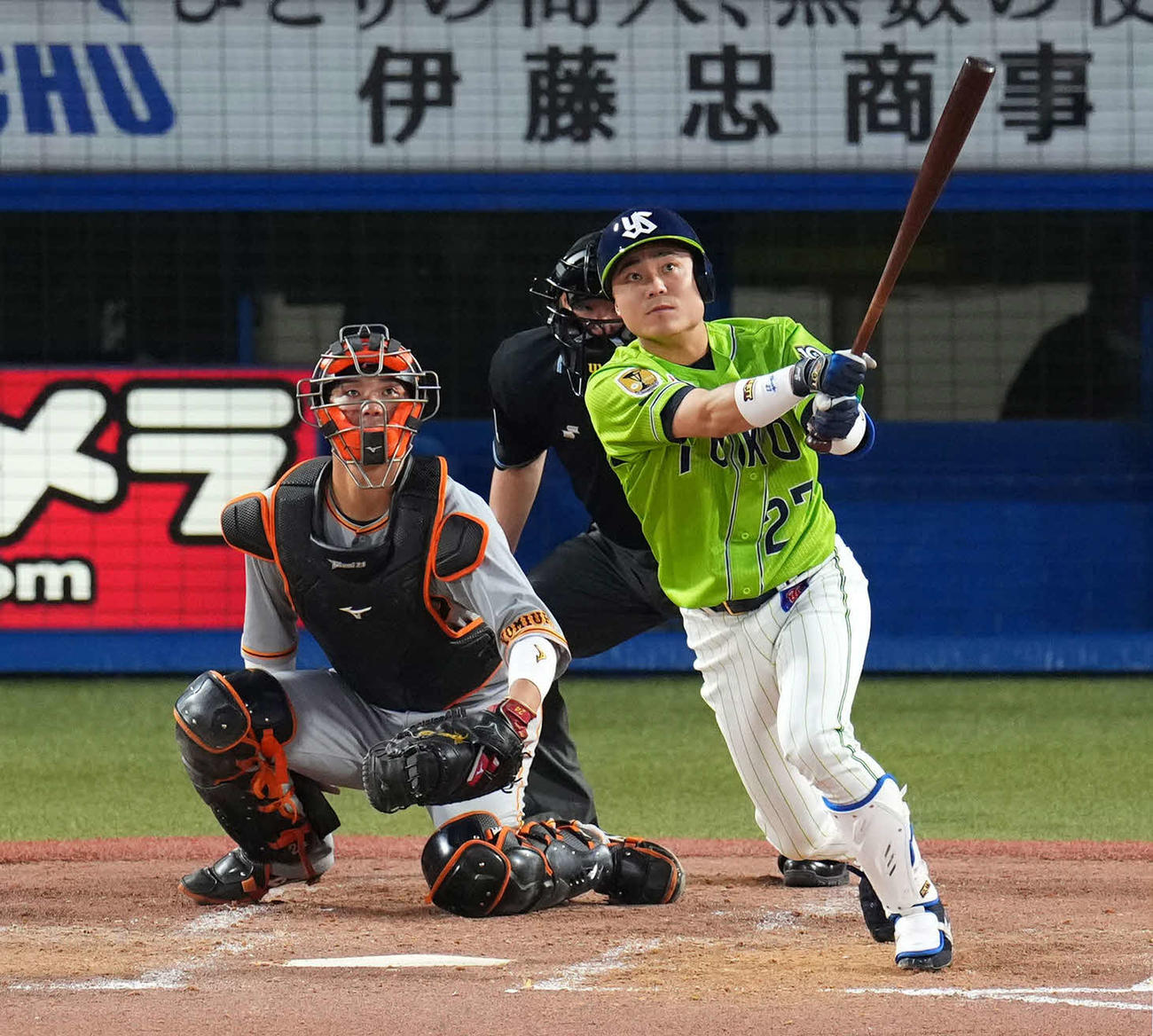 ヤクルト対巨人　3回裏ヤクルト2死一塁、2打席連続となる左中間への2点本塁打を放つ中村（撮影・横山健太）