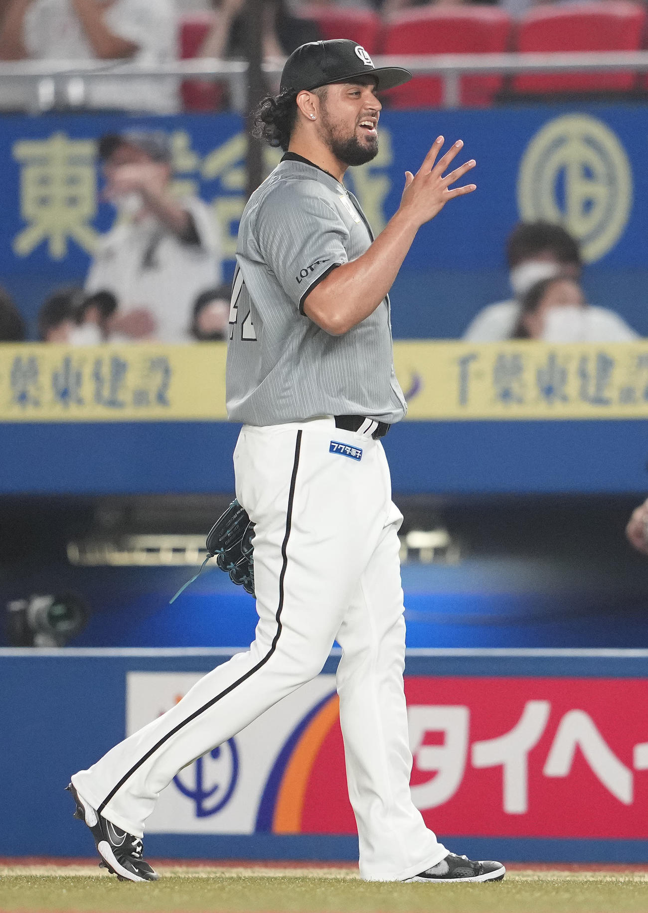 ロッテ対オリックス　来日初登板の8回表を無失点に抑え、笑顔のロッテ・オスナ（撮影・鈴木みどり）