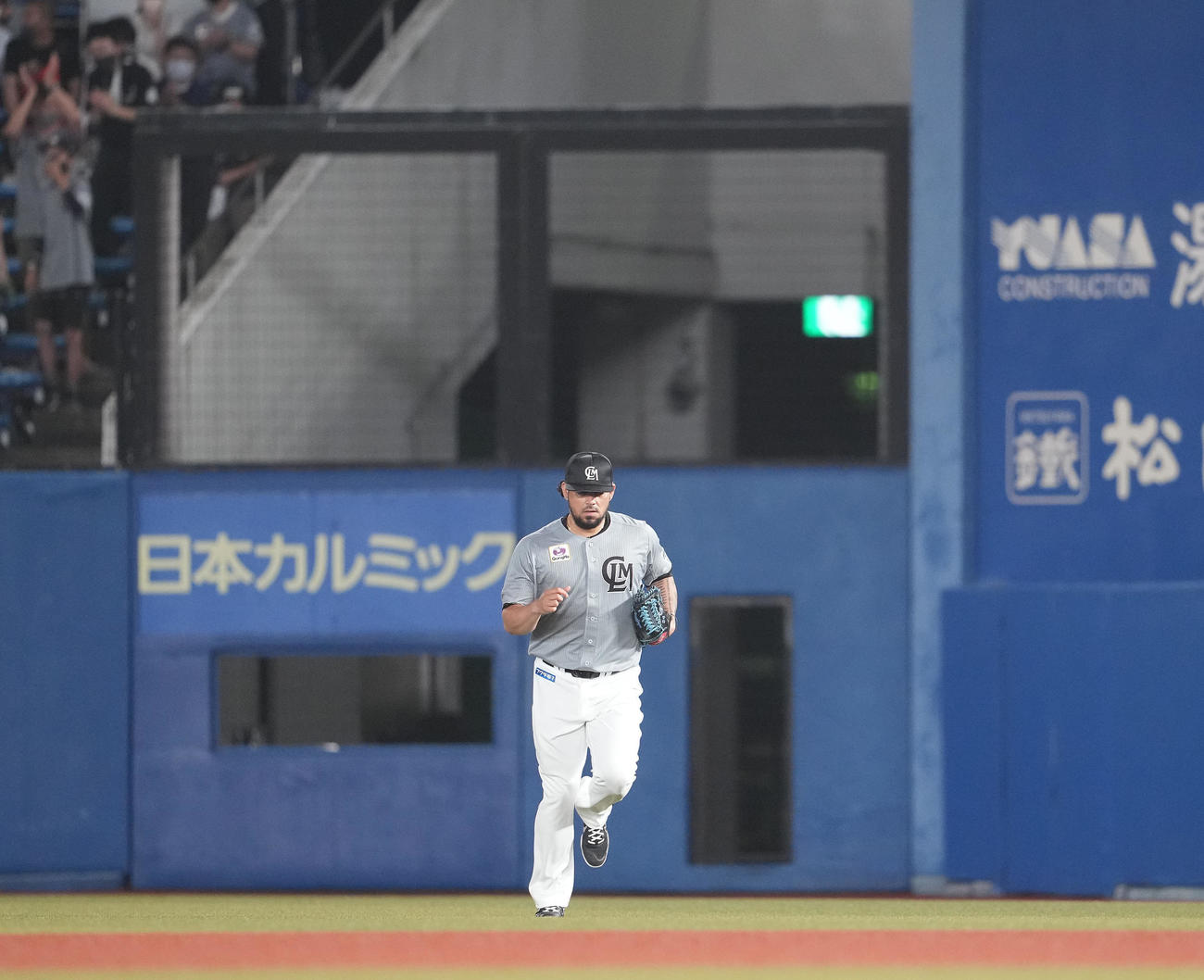ロッテ対オリックス　8回表、来日初登板のロッテ・オスナはリリーフカーには乗らず走ってマウンドへ向かう（撮影・鈴木みどり）