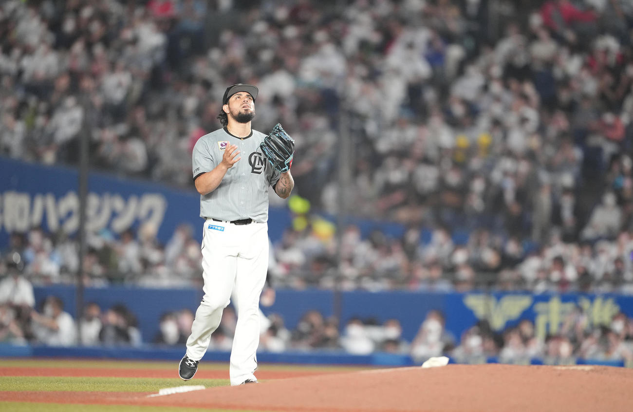 ロッテ対オリックス　8回表、来日初登板のロッテ・オスナはリリーフカーには乗らず走ってマウンドへ向かう（撮影・鈴木みどり）