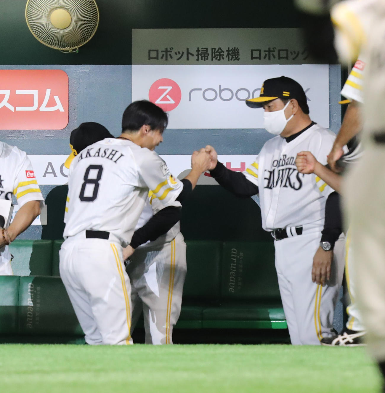 ソフトバンク対日本ハム　公式戦通算1000試合出場を達成し、藤本監督（右）とグータッチをする明石（撮影・屋方直哉）
