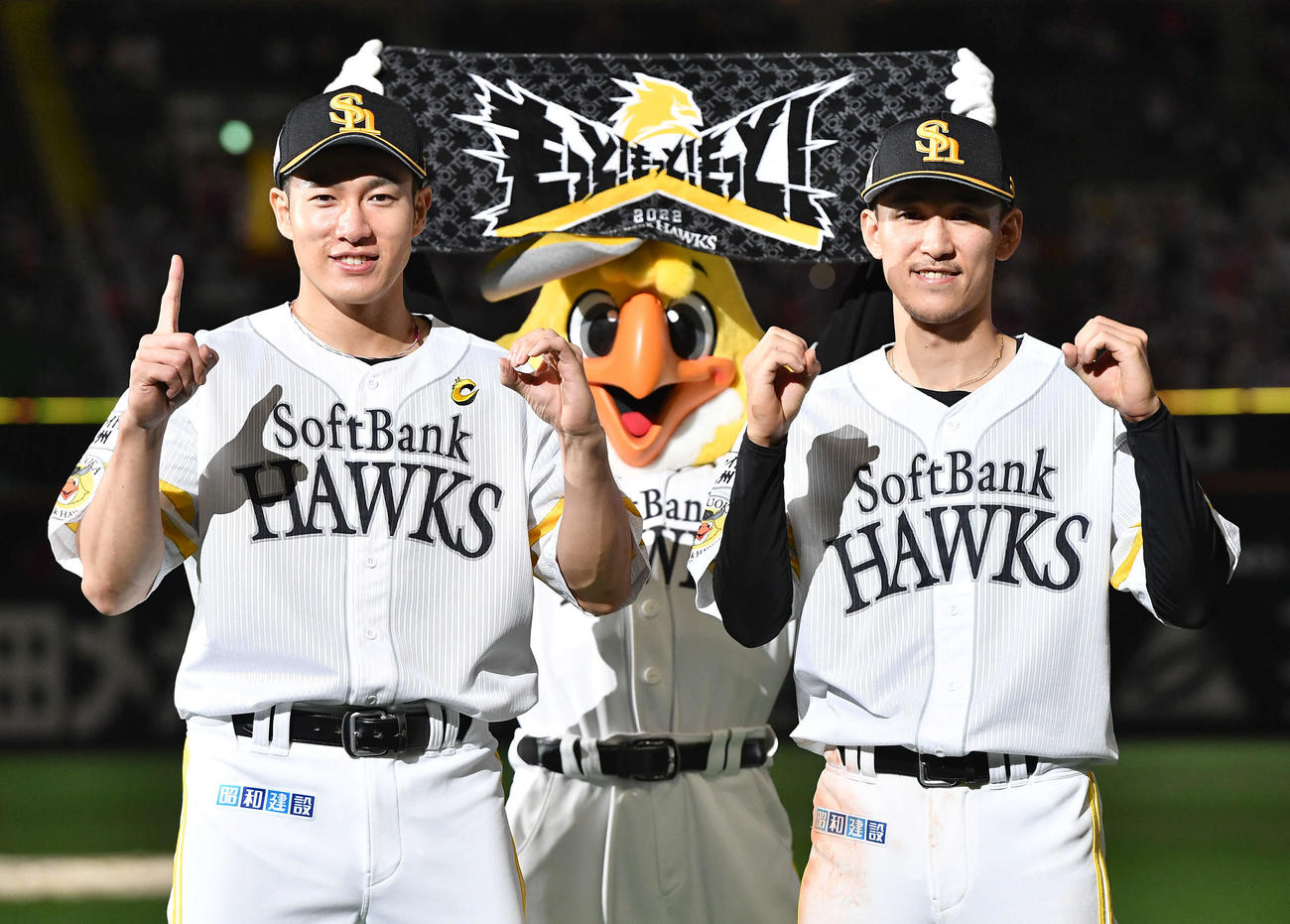 ソフトバンク対日本ハム　公式戦通算1000試合出場を達成した明石に向けて、両手で数字をつくって祝福する柳田（左）と三森（撮影・岩下翔太）