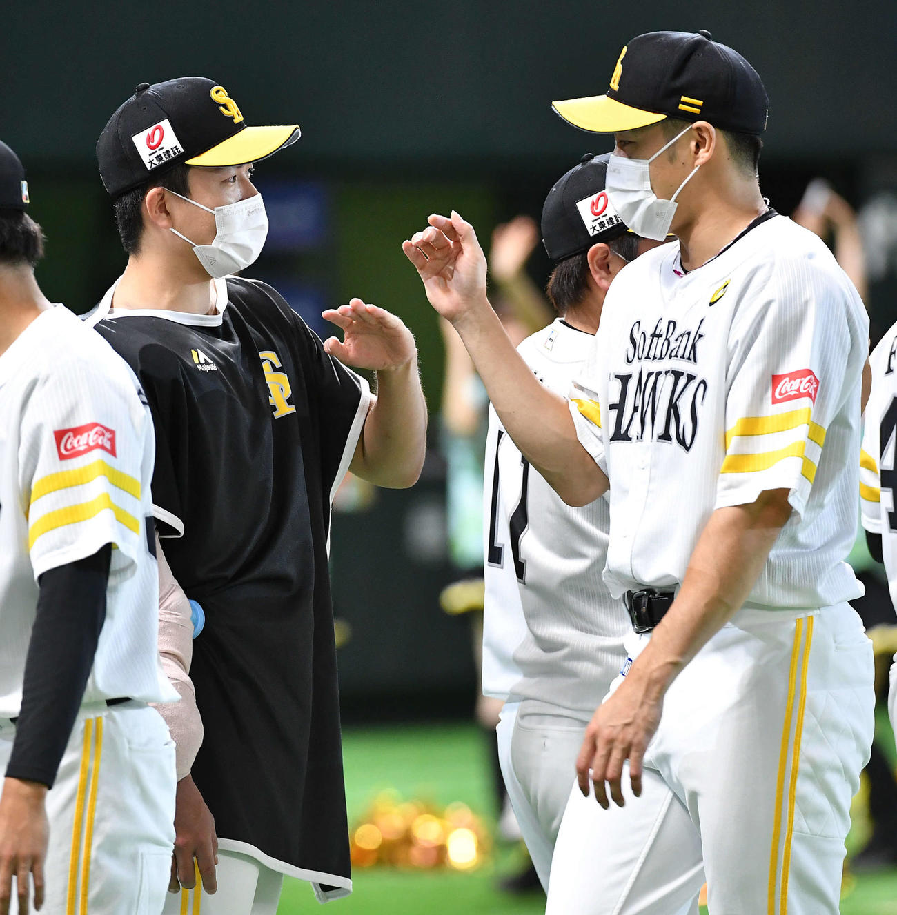 ソフトバンク対日本ハム　日本ハムに勝利し、柳田（右）らナインとタッチを交わす千賀（撮影・岩下翔太）