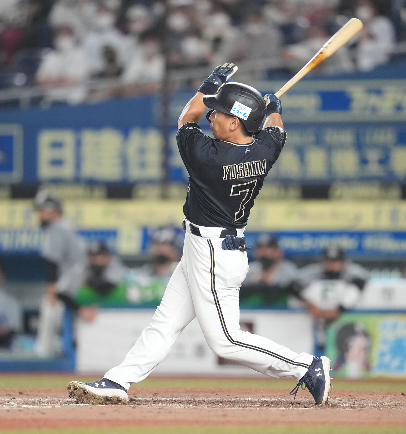 ロッテ対オリックス　9回表オリックス無死二塁、右越え2点本塁打を放つ吉田正（撮影・鈴木みどり）