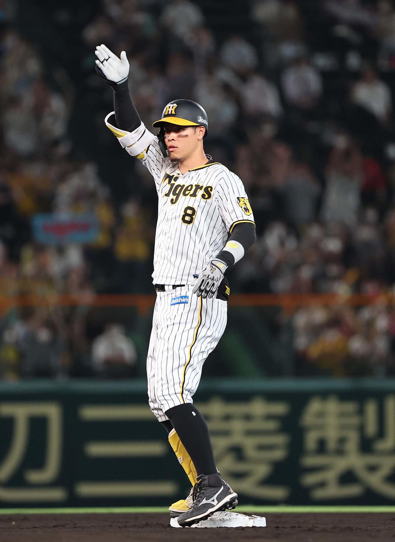 阪神対中日　6回裏阪神1死一塁、佐藤輝は右越え二塁打を放ちポーズを決める（撮影・上田博志）