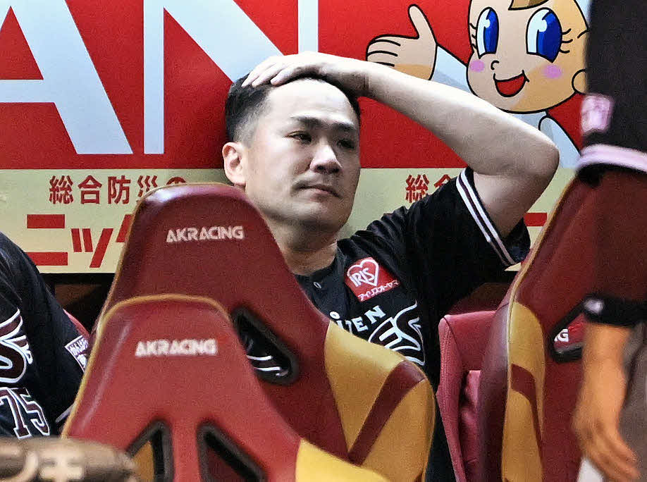 楽天対西武　6回を投げ終えベンチで頭を抑える楽天田中将（撮影・滝沢徹郎）