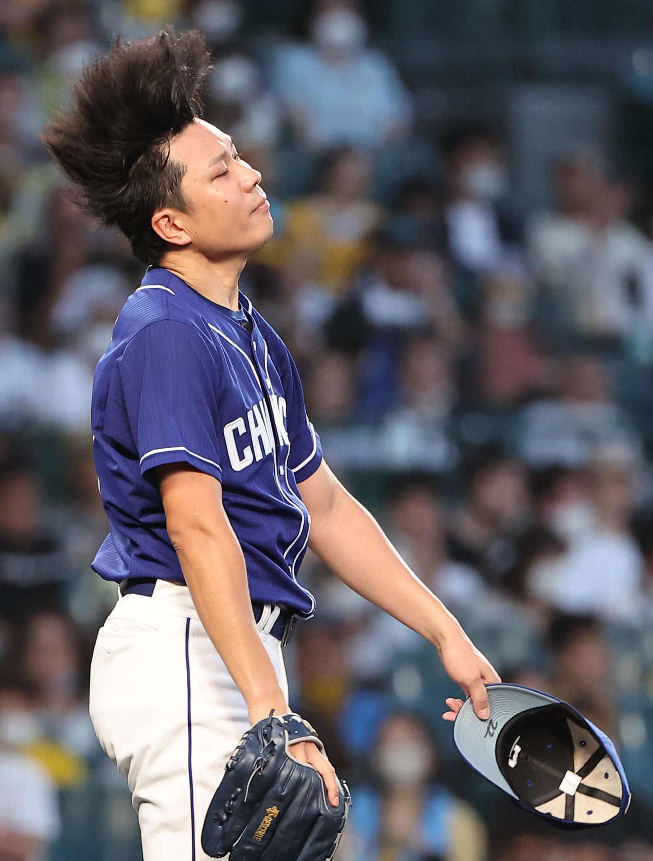阪神対中日　3回裏阪神1死二塁、暴投した大野雄は髪の毛を振り乱して悔しがる（撮影・上田博志）