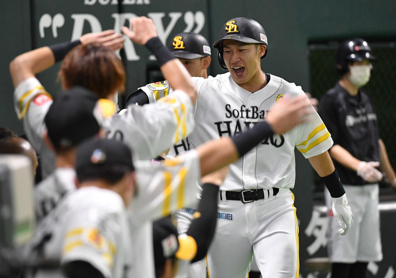 ソフトバンク対日本ハム　1回裏ソフトバンク1死二塁、柳田は右越え先制2点本塁打を放ち、ナインと笑顔でタッチを交わす（撮影・岩下翔太）