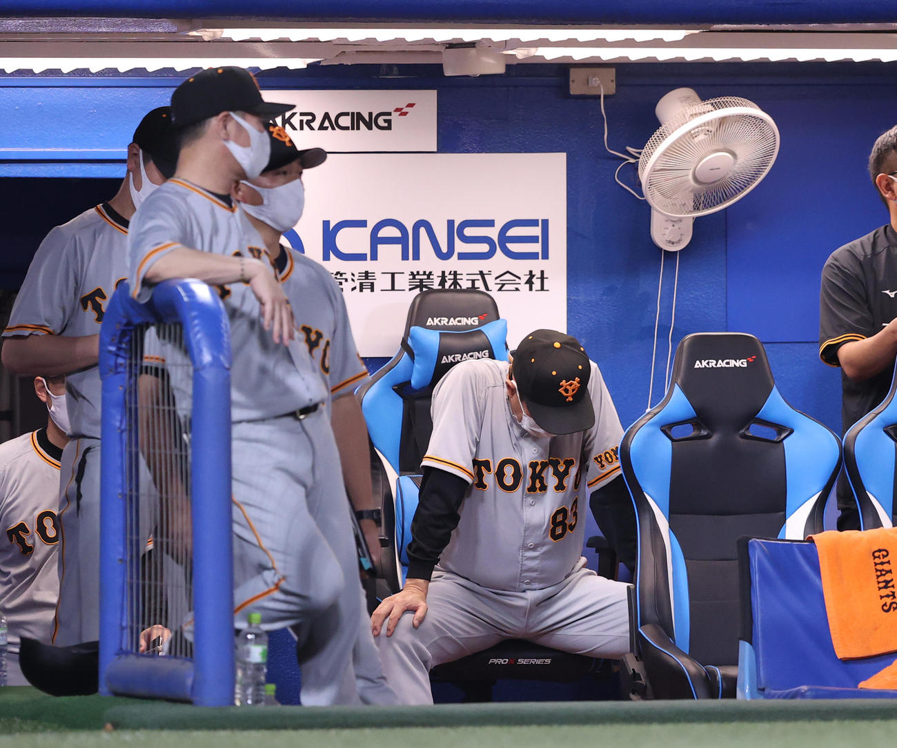 ヤクルト対巨人　8回裏、ベンチでうなだれる原監督（右）（撮影・狩俣裕三）