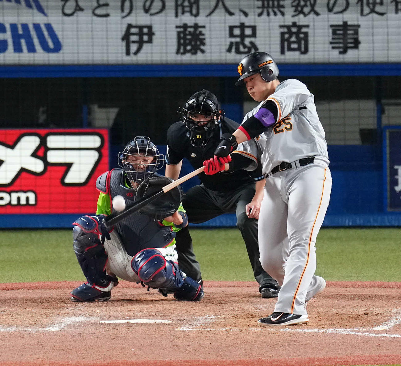 ヤクルト対巨人　9回表巨人無死一塁、中越え2点本塁打を放つ岡本和（撮影・横山健太）