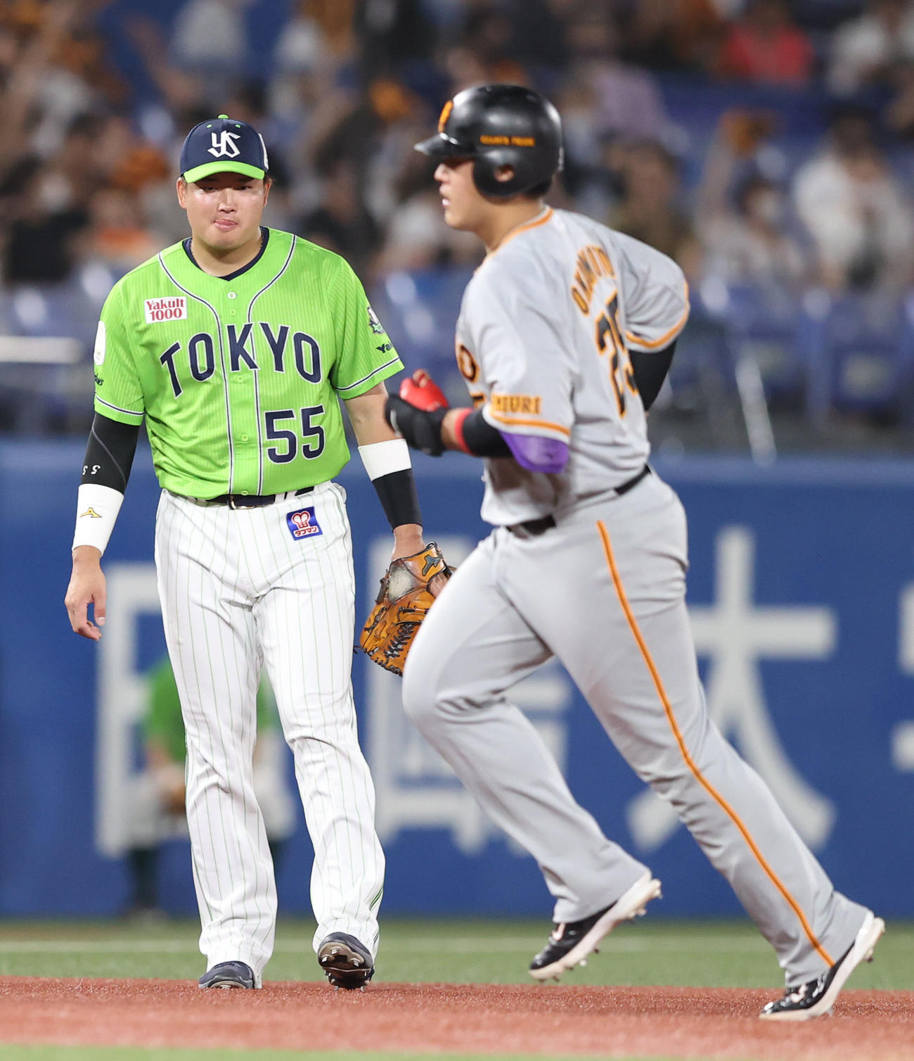 ヤクルト対巨人　9回表巨人無死一塁、2点本塁打を放った岡本和（右）を見つめる村上（撮影・狩俣裕三）