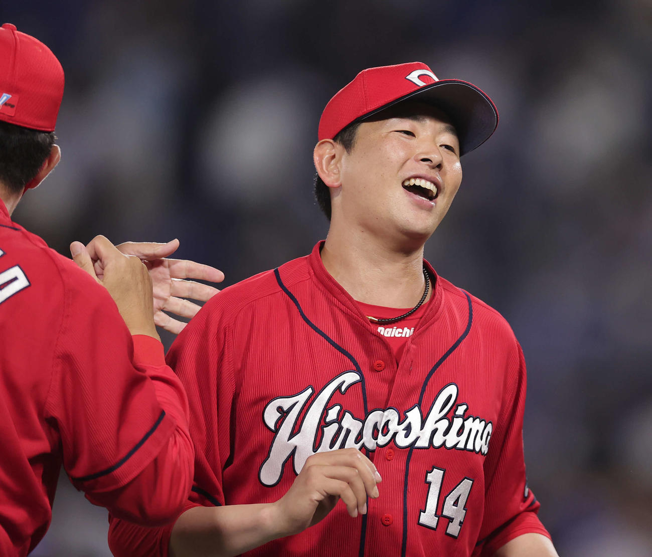 DeNA対広島　完封で6勝目を挙げた大瀬良は、佐々岡真司監督（左）に祝福される（撮影・野上伸悟）