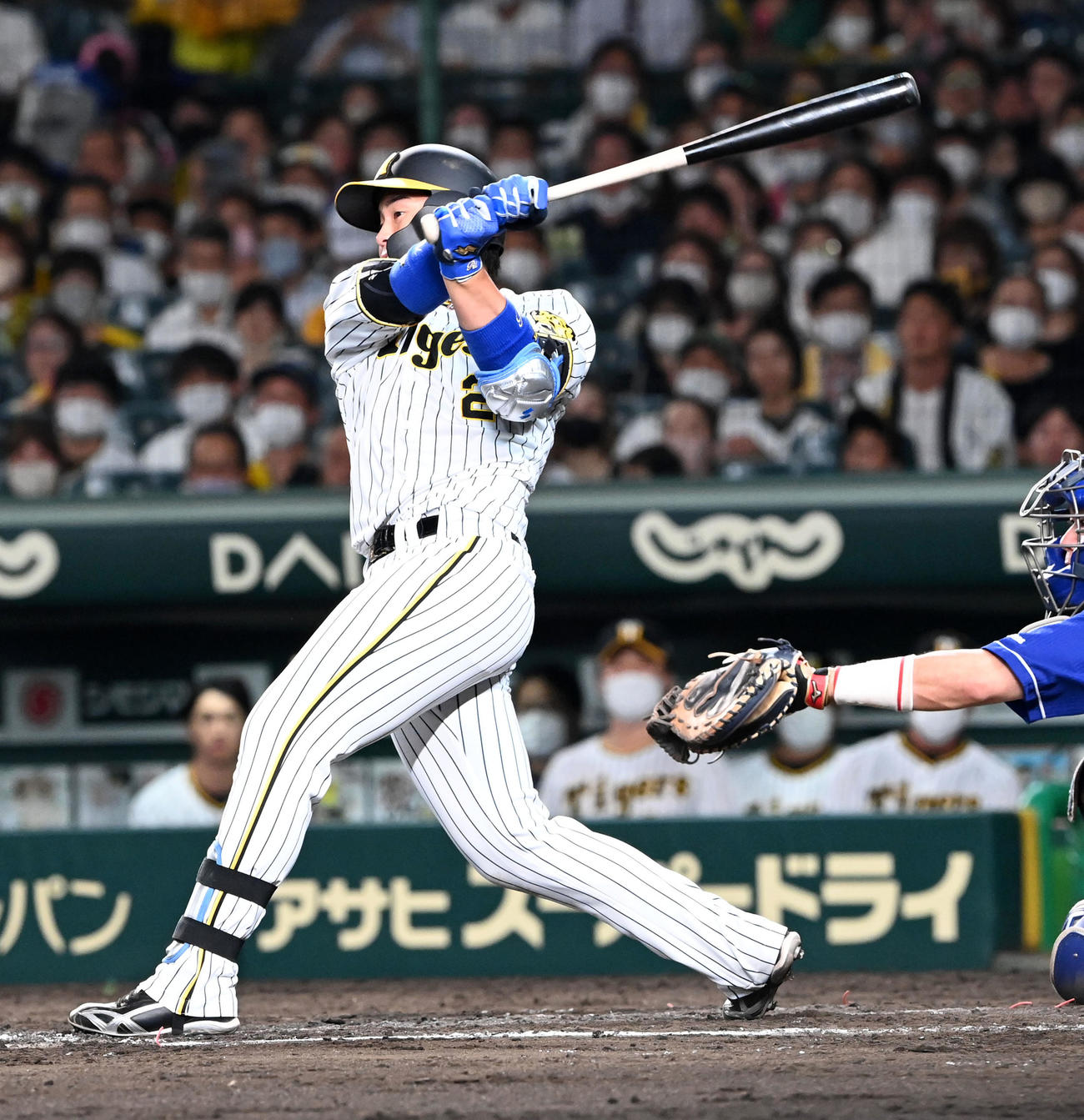 阪神対中日　8回裏阪神2死満塁、梅野は左前勝ち越し2点適時打を放つ（撮影・前岡正明）