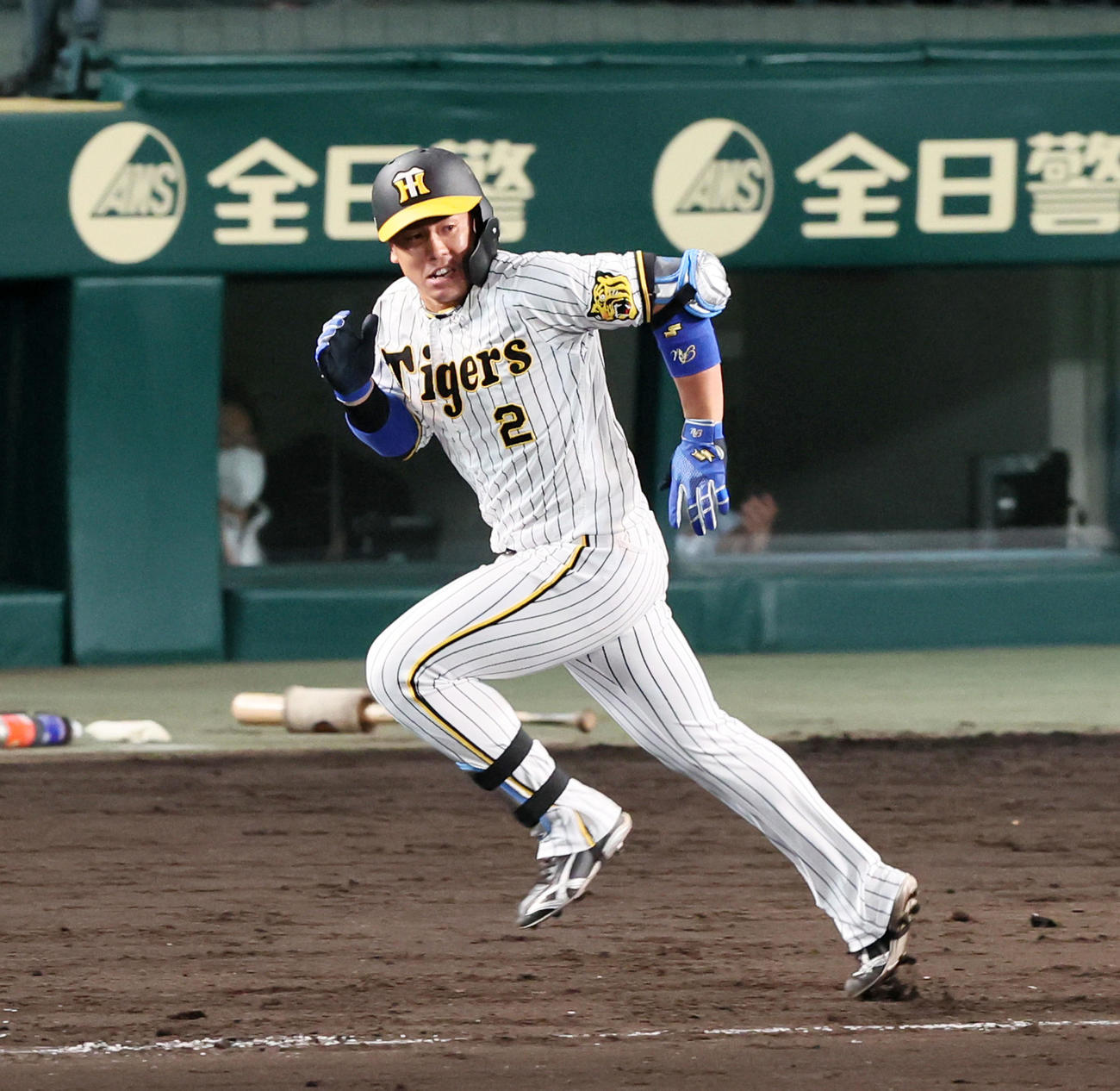 阪神対中日　8回裏阪神2死満塁、代打梅野は左前適時打を放つ（撮影・加藤哉）