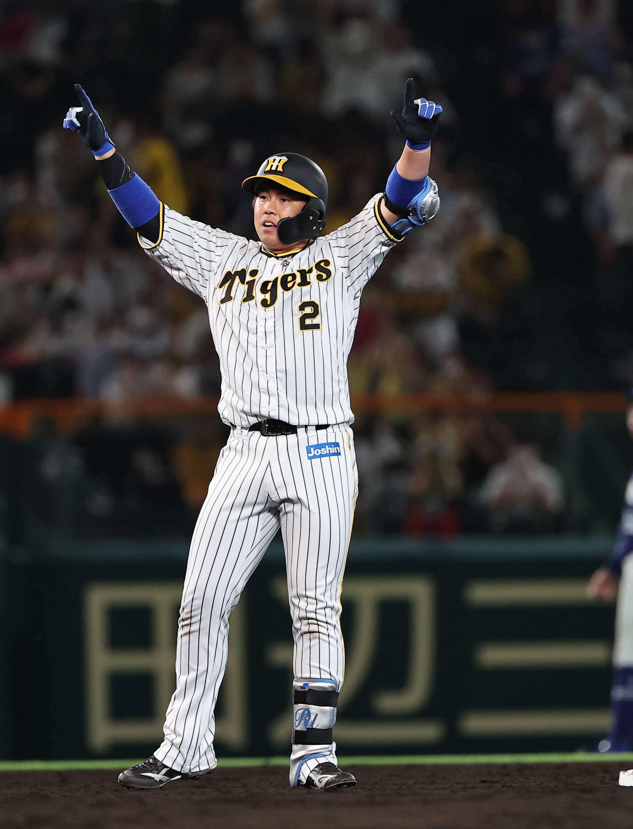 阪神対中日　8回裏阪神2死満塁、梅野は勝ち越し2点適時打を放ち、両手で天を指さす（撮影・上田博志）