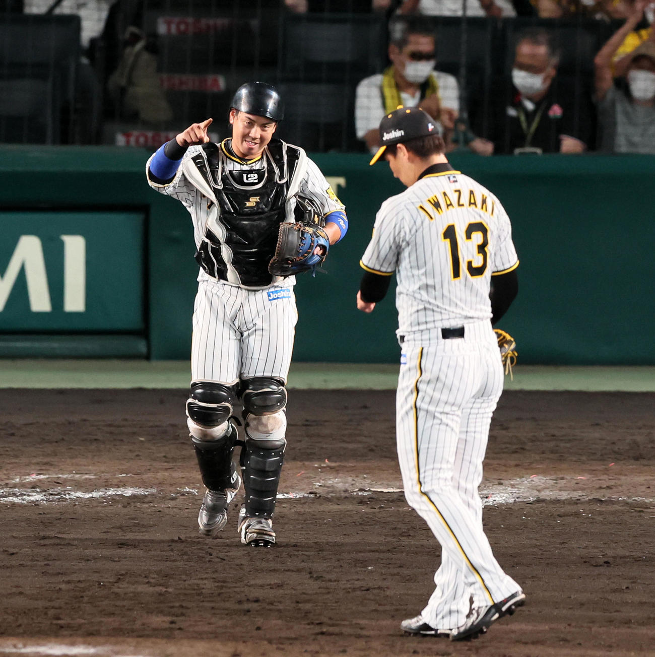 阪神対中日　中日に勝利し笑顔を見せる梅野。右は岩崎（撮影・加藤哉）