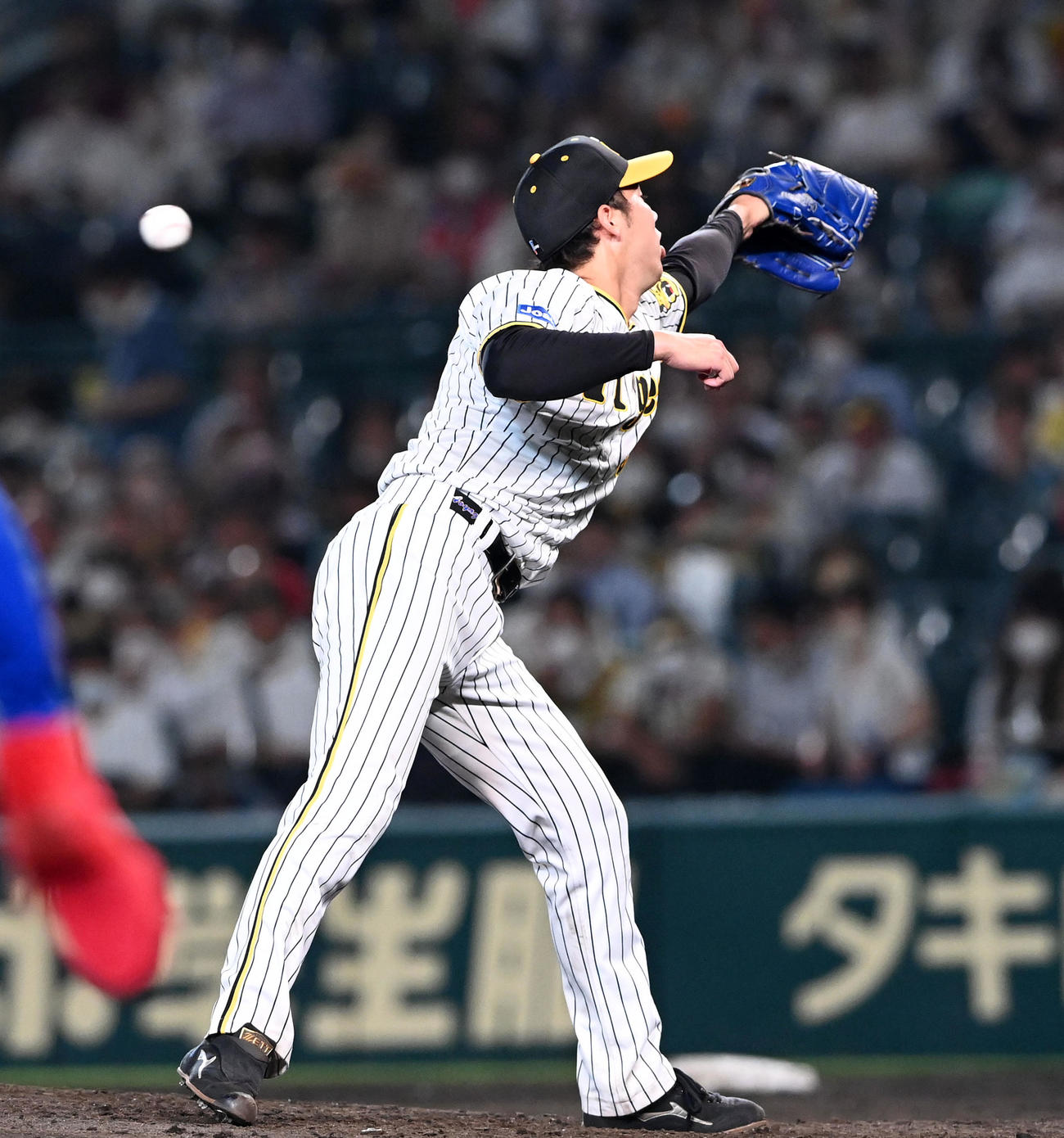阪神対中日　8回表中日1死二、三塁、三ツ俣に同点となる中前2点適時打を打たれた青柳（撮影・前岡正明）