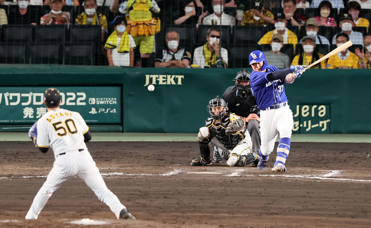 阪神対中日　8回表中日1死満塁、代打三ツ俣は中前適時打を放つ。投手は青柳（撮影・加藤哉）