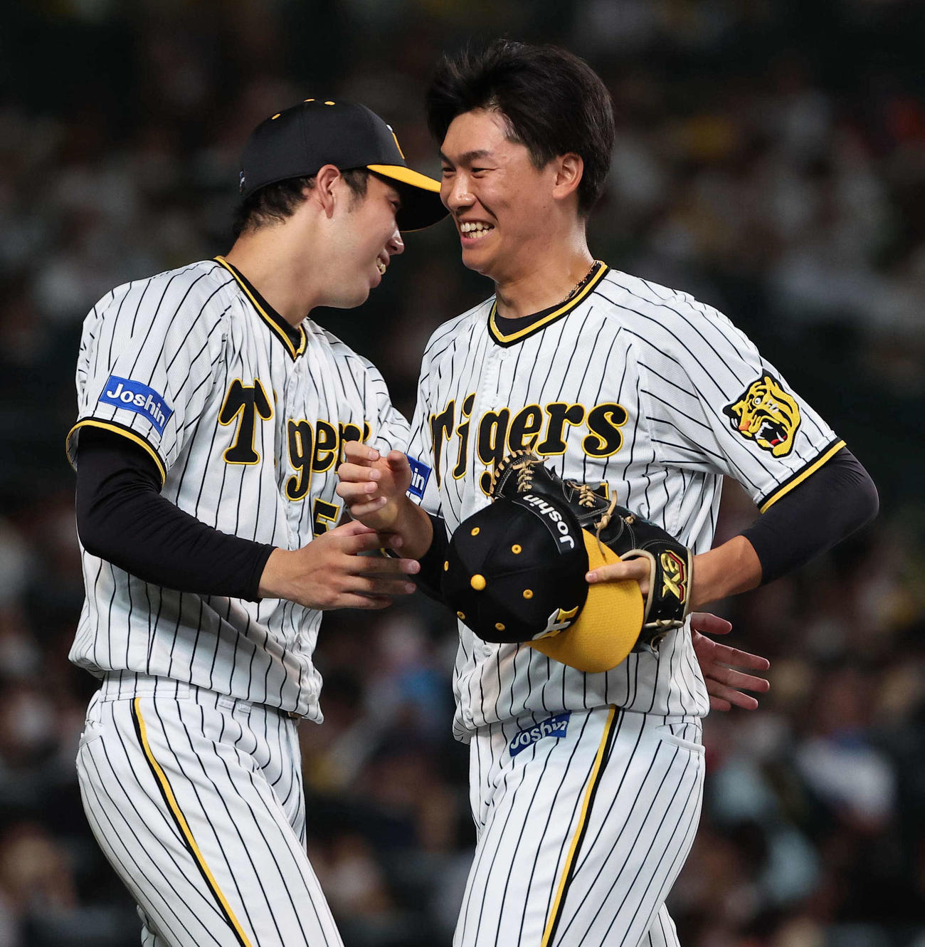 阪神対中日　8回表中日2死一、三塁、京田を左飛に打ち取った湯浅（右）は、出迎えた青柳と笑顔を見せる（撮影・上田博志）