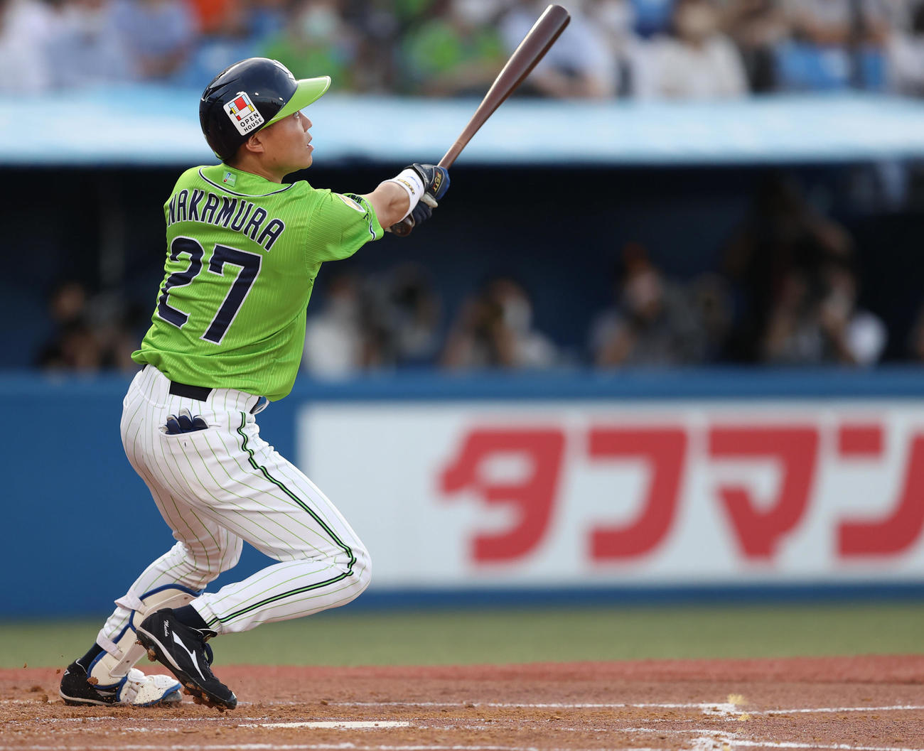 ヤクルト対巨人　1回裏ヤクルト2死一、二塁、3点本塁打を放つ中村（撮影・狩俣裕三）