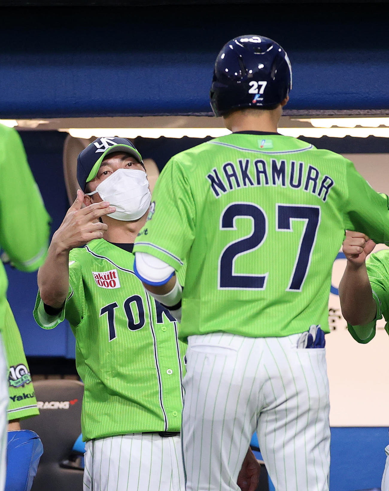ヤクルト対巨人　3回裏ヤクルト2死一塁、中村（右）の左中間2点本塁打を迎える高津監督（撮影・鈴木正人）