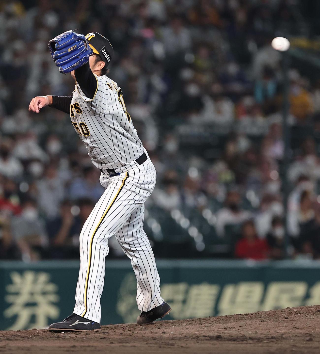 阪神対中日　8回表中日1死二、三塁、青柳は三ツ俣に中前に同点2点適時打を浴びる（撮影・上田博志）
