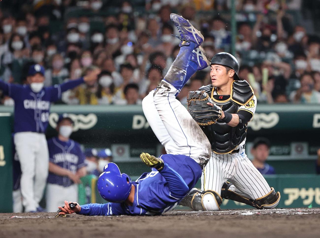 阪神対中日　8回表中日1死二、三塁、石岡は三ツ俣の適時打で生還する。捕手は坂本（撮影・上田博志）
