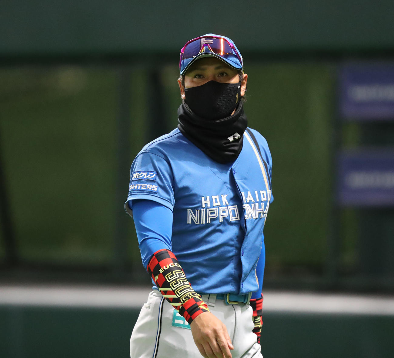 ソフトバンク対日本ハム　7回裏に投手の交代を告げる新庄監督（撮影・屋方直哉）