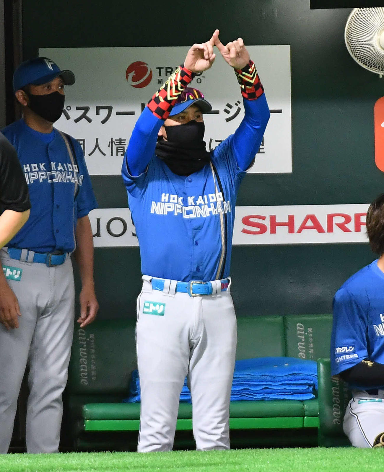 ソフトバンク対日本ハム　6回表日本ハム1死一塁、谷内の遊ゴロで二塁アウトの判定にリクエストを要求する新庄監督（撮影・岩下翔太）