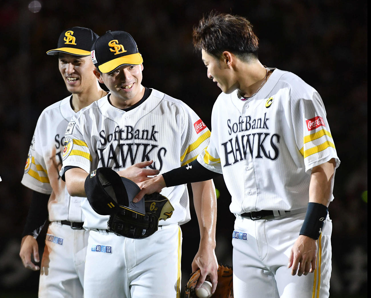 ソフトバンク対日本ハム　完封で5勝目を挙げ、柳田（右）と笑顔でタッチを交わす大関（中央）、左は三森（撮影・岩下翔太）