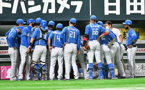 ソフトバンク対日本ハム　5回表の攻撃前、円陣を組む日本ハムナイン（撮影・岩下翔太）