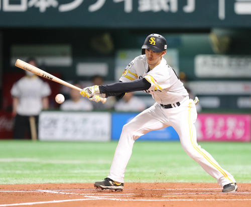 ソフトバンク対日本ハム　7回裏ソフトバンク無死、三森は三前安打を放つ（撮影・屋方直哉）