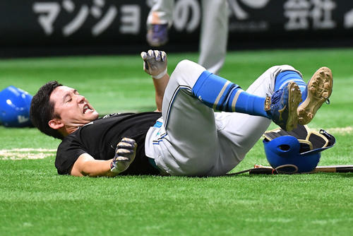 ソフトバンク対日本ハム　ストレッチ中、金子コーチが置いたボールを踏む杉谷（撮影・岩下翔太）