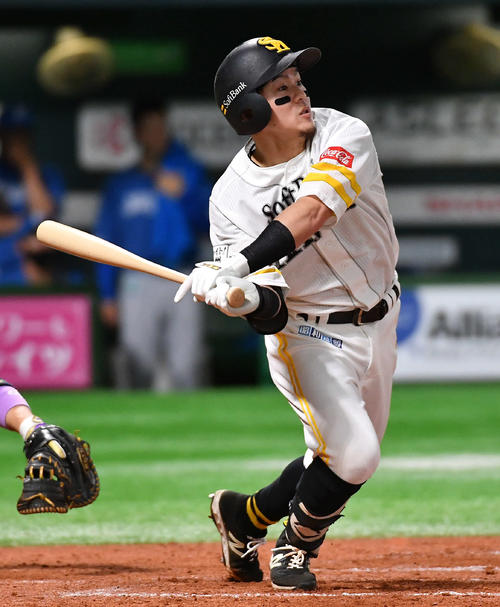 ソフトバンク対日本ハム　8回裏ソフトバンク無死、牧原大は右越え本塁打を放つ（撮影・岩下翔太）
