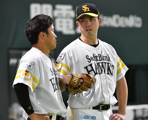 ソフトバンク対日本ハム　7回裏ソフトバンク1死二塁、ベンチ前で海野（左）と話す大関（撮影・岩下翔太）
