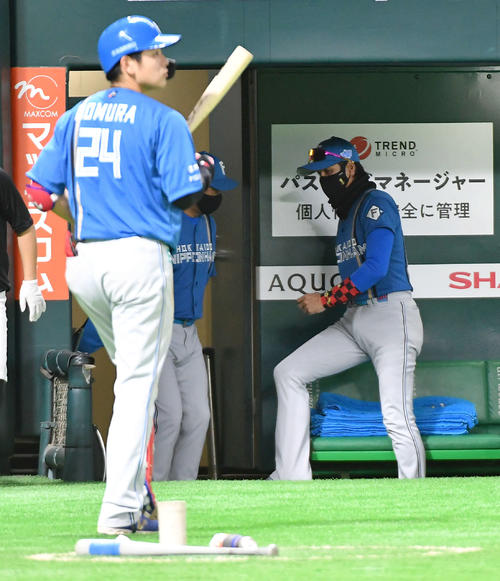 ソフトバンク対日本ハム　完封負けとなり、ベンチを後にする新庄監督（撮影・岩下翔太）