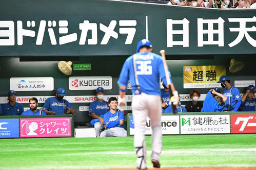 ソフトバンク対日本ハム　完封負けとなり、肩を落とす日本ハムナイン（撮影・岩下翔太）