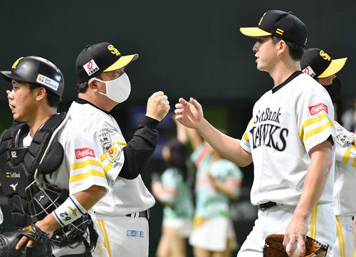 ソフトバンク対日本ハム　完封で5勝目を挙げた大関（右）らナインとタッチを交わす藤本監督（左から2人目）、左端は海野（撮影・岩下翔太）
