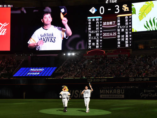 ソフトバンク対日本ハム　完封で5勝目を挙げ、ファンに手を振りながら場内一周する大関（撮影・岩下翔太）