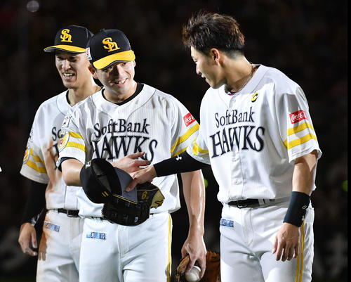 ソフトバンク対日本ハム　完封で5勝目を挙げ、柳田（右）と笑顔でタッチを交わす大関（中央）、左は三森（撮影・岩下翔太）