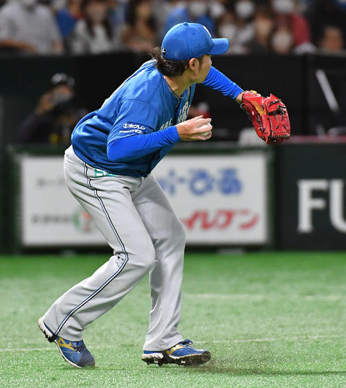 ソフトバンク対日本ハム　4回裏ソフトバンク無死一、二塁、中村晃の送りバントで三塁へ送球しようとするも動きを止める伊藤（撮影・岩下翔太）