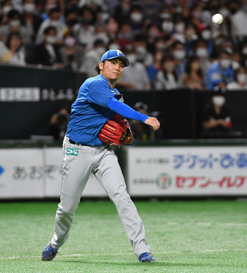 ソフトバンク対日本ハム　4回裏ソフトバンク無死一、二塁、中村晃の送りバントで三塁アウトを狙うも間に合わず、一塁へ送球する伊藤（撮影・岩下翔太）