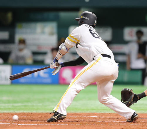 ソフトバンク対日本ハム　4回裏ソフトバンク1死二、三塁、海野の三野選で先制点を挙げる（撮影・屋方直哉）