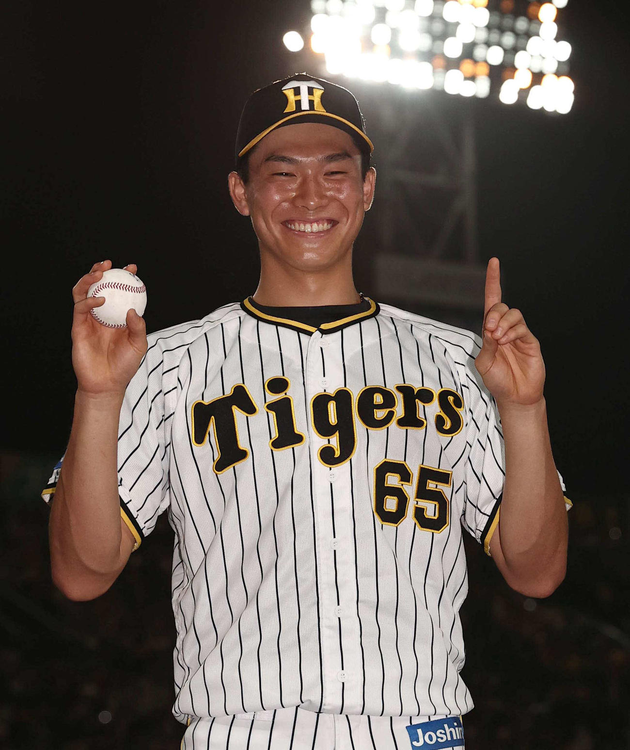 阪神対中日　プロ初勝利の勝利球を手に笑顔を見せる湯浅（撮影・上田博志）