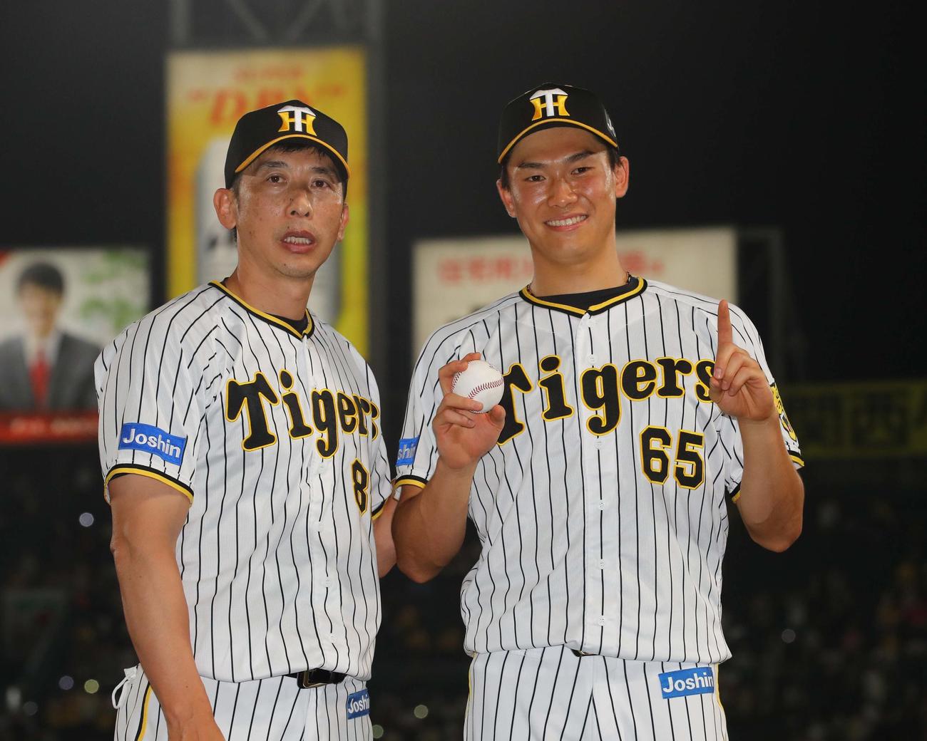 阪神対中日　プロ初勝利を挙げた湯浅（右）は記念球を手に、矢野監督と笑顔を見せる（撮影・上田博志）