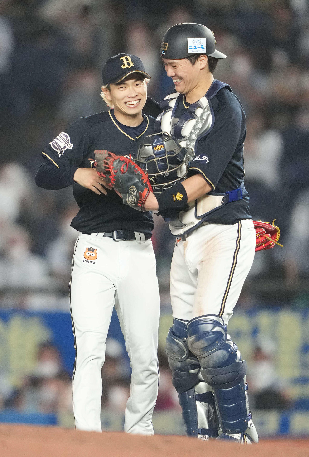ロッテ対オリックス　完封勝利を挙げたオリックス山岡（左）は、捕手伏見と抱き合って喜ぶ（撮影・鈴木みどり）