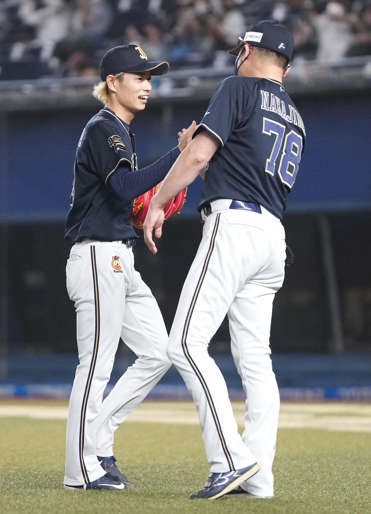 ロッテ対オリックス　完封勝利し、中嶋監督（右）とタッチを交わすオリックス山岡（撮影・鈴木みどり）