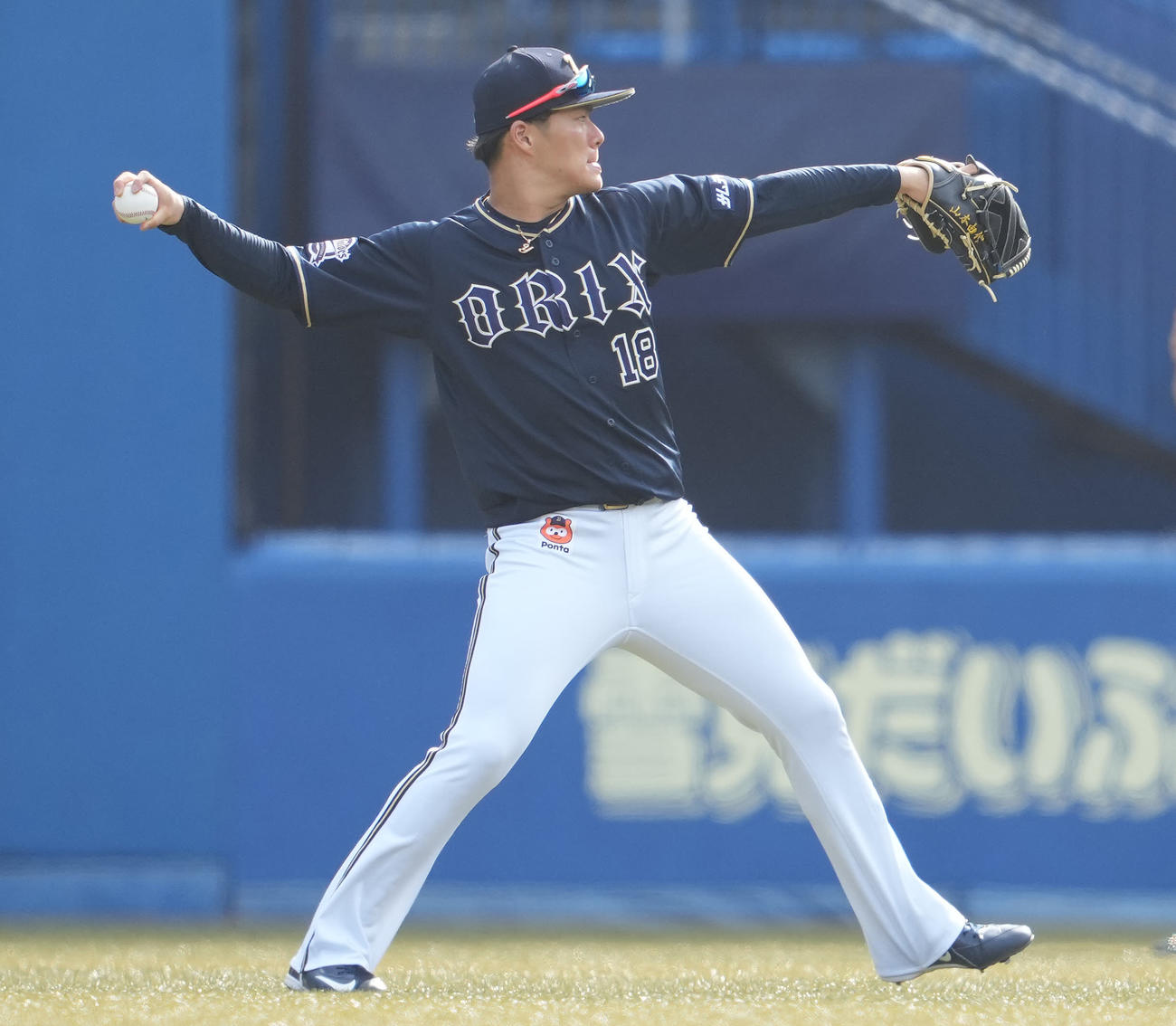 ロッテ対オリックス　試合前練習でキャッチボールするオリックス山本（2022年6月24日撮影）