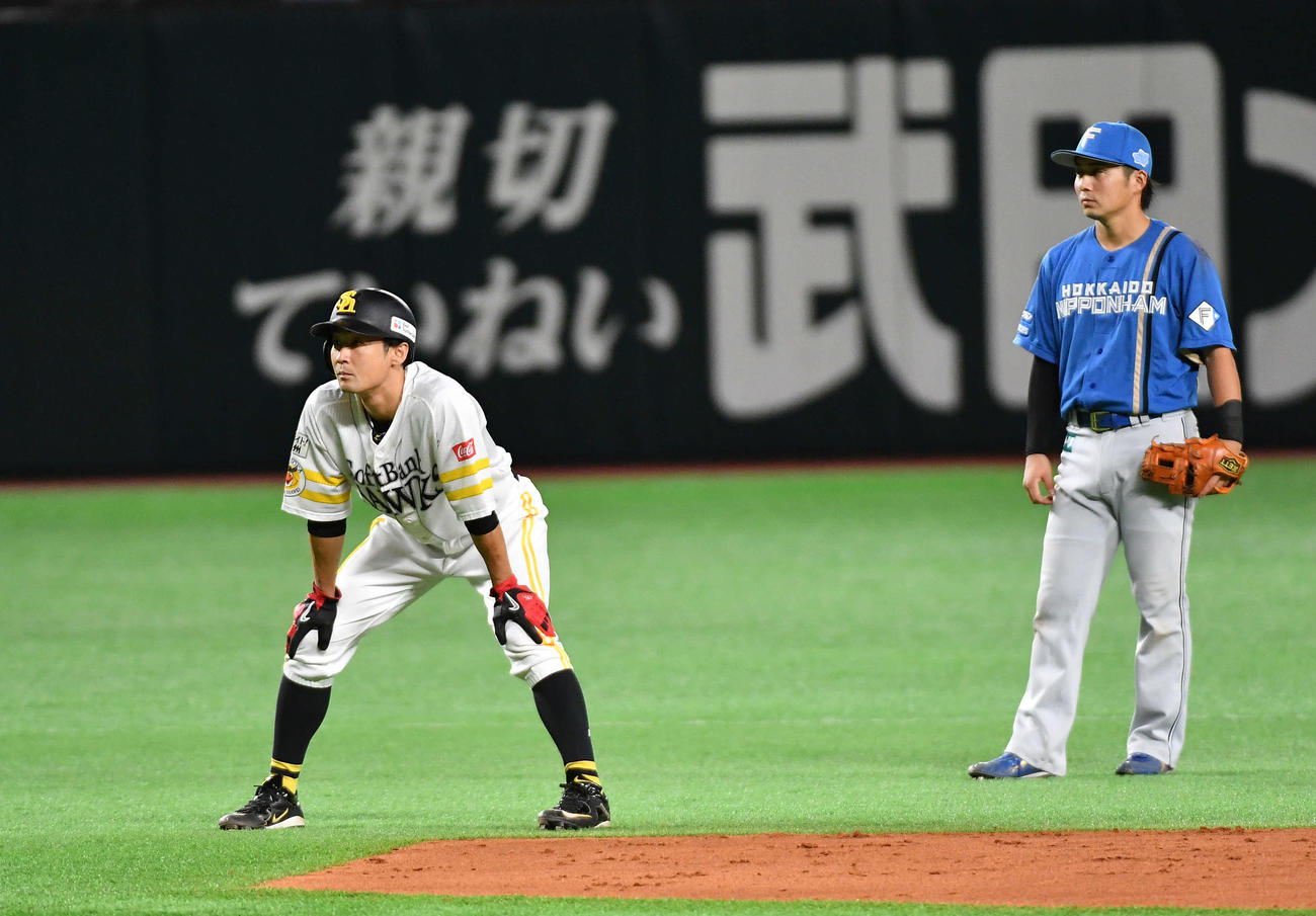 ソフトバンク対日本ハム　7回裏ソフトバンク2死、左二塁打を放ったデスパイネの代走で試合に出場した明石（撮影・岩下翔太）